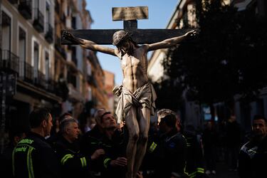 Los bomberos de Madrid portan el Cristo de los Niños durante la procesión, en la iglesia de San Antón, a 7 de abril de 2023, en Madrid (España). El Cristo de los Niños sale el Viernes Santo de Semana Santa por segunda vez en procesión por las calles de Madrid desde la iglesia de San Antón. La Imagen del Cristo de los Niños se trata de una talla única del siglo XVII. Los bomberos de Madrid han sido los encargados de sacar la talla de la iglesia, que salió el año pasado, 2022 por primera vez desde hace 200 años.