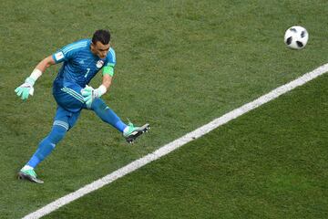 Essam El Hadary lanza el balón al campo.