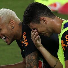 Neymar descansa y Brasil se entrena ante 10.000 aficionados