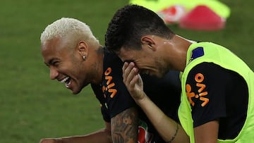 Neymar y Oscar, durante el primer entrenamiento de Brasil antes del partido contra Bolivia, en Natal.