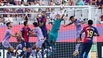 BARCELONA, 24/08/2024.- El portero del Athletic, Álex Padilla (3-d), despeja un balón durante el partido de Liga en Primera División que FC Barcelona y Athletic Club disputan este sábado en el Estadio Olímpico Lluis Companys. EFE/Quique García
