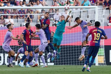 El córner que Raphinha ganó terminó por desencadenar la primera anotación del Barça desde los botines de Lamine Yamal, quien con un potente disparo dejó sin posibilidades a Padilla.
EFE/Quique García