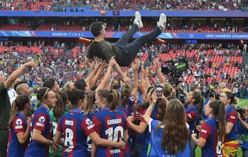 Las jugadoras mantean al entrenador Jonatan Giráldez. 