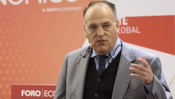 El presidente de la Liga de Fútbol Profesional, Javier Tebas, participa en una conferencia coloquio organizada por la revista alavesa Dato Económico.