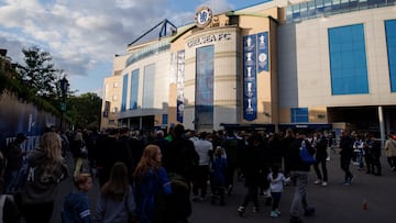 LONDON (United Kingdom), 08/05/2025.- Chelsea fans arrive at Stamford Bridge stadium to attend the UEFA Conference League semi-finals 2nd leg soccer match between Chelsea FC and Djurgardens IF Fotboll, in London, Britain, 08 May 2025. (Reino Unido, Londres) EFE/EPA/TOLGA AKMEN
