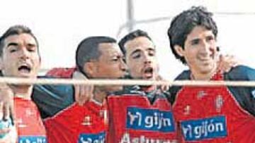 <b>AMIGOS. </b>Barral, Congo, Omar y Karanka, tras ganar ayer un partido de futvoley.