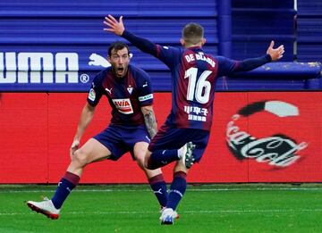 El jugador del Eibar De Blasis celebra el 2-2 al Barcelona con Sergi Enrich.