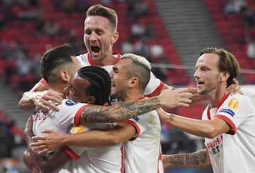 0-1. Lucas Ocampos celebró el primer gol que marcó de penalti.