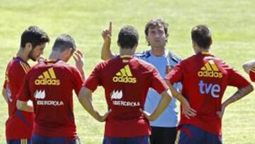 El seleccionador nacional olímpico, Luis Milla (de azul), da instrucciones a los jugadores durante el entrenamiento de hoy, 8 de julio de 2012, en la Ciudad del Fútbol de Las Rozas.