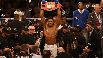 Anthony Joshua celebra su victoria ante Charles Martin en el combate por el cintur&oacute; del peso pesado de la IBF en 2016.