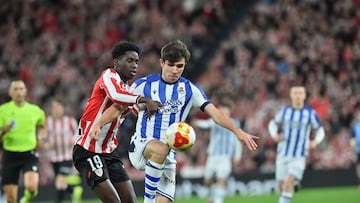 Pablo Marín disputa un balón ante Boiro en el derbi vasco de Copa entre Athletic y Real Sociedad en San Mamés.