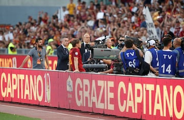 Un emocionado Totti se despide de su afición en su último partido con la Roma.