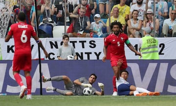 Román Torres y Jesse Lingard pugnaban por un balón y el colegia decretó falta del panameño dentro del área. Harry Kane no falló desde los 11 metros.