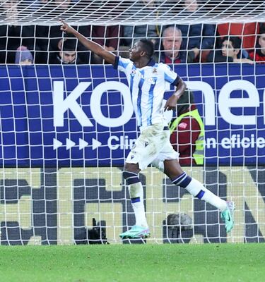 Gran noticia para la Liga: Sadiq ha vuelto. El delantero nigeriano marcó por segunda jornada consecutiva. En esta ocasión con un tremendo zapatazo junto al poste. No hace falta mucho para que Sadiq haga gol. Le das el balón casi en el centro del campo, se deshace del defensa en carrera y lanza un trallazo imparable para el portero.