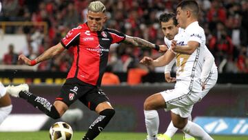 Luis Reyes (L) of Atlas disputes the ball with Erik Lira (R) of Pumas during their semifinal football match of the Mexican Apertura tournament at the Jalisco stadium in Guadalajara, Jalisco state, Mexico on December 5, 2021. (Photo by Ulises Ruiz / AFP)