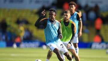 Luis Sinisterra durante el calentamiento antes de un partido de Leeds United en Premier League.