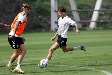 Domínguez, en uno de sus entrenamientos con el primer equipo de Las Palmas. 