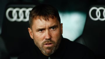 Eduardo Coudet sentado en el banquillo del Santiago Bernabéu antes del inicio del partido entre el Real Madrid y el Celta.