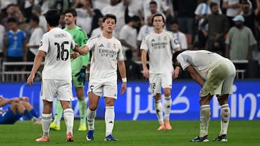 Los jugadores del Madrid celebran la victoria ante el Atlético.