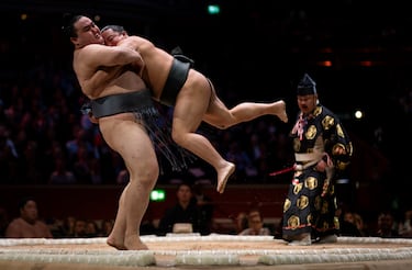 Kinbozan levanta a Midorifuji durante el primer día del Gran Torneo de Sumo en el Royal Albert Hall.
