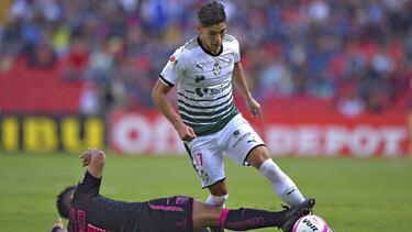 El lateral de Santos Laguna ha empujado fuerte los últimos torneos para hacerse del puesto titular en la defensa lateral. A sus 19 años ya ha disputado cuatro torneos con el cuadro de Torreón y busca consolidarse en primera división.