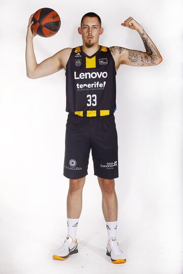 El p赤vot (28 a?os y 2,08) con doble pasaporte (estadounidense-canadiense) llega a Tenerife tras brillar en la Superliga turca, en la que fue el cuarto m芍ximo anotador del curso (18,5 puntos con un 44,3% en triples) con el Turk Telekom. El Lenovo ser芍 su segundo equipo en la Liga Endesa, ya que coincidi車 con Gio Shermadini en el Unicaja (2018-19). Fue campe車n de la NCAA con la Universidad de Kentucky (2012) y jug車 15 partidos con Houston Rockets en la 2016-17.