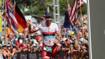 Kailua-kona (United States), 14/10/2018.- Javier Gomez Noya of Spain crosses the finish line placing 11th during the 2018 Ironman World Championship Triathlon in Kailua-Kona, Hawaii, USA, 13 October 2018. International athletes gather for the 40th edition of the traditional Ironman triathlon race over a distance of 3.86 kilometers (2.4 miles) swimming in the Kailua Bay, a 180.2 kilometers (112 miles) cycling race along the Hawaii island's coast and a full marathon course over 42.2 kilometers (26.2 miles) with a finish in Kailua-Kona on 13 October 2018. (Ciclismo, Maratón, España, Estados Unidos) EFE/EPA/BRUCE OMORI