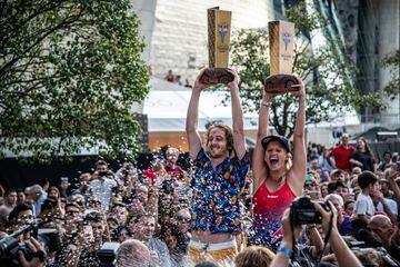 Gary Hunt (UK) y Rhiannan Iffland (AUS) celebran la victoria en el ranking general de las Red Bull Cliff Diving World Series