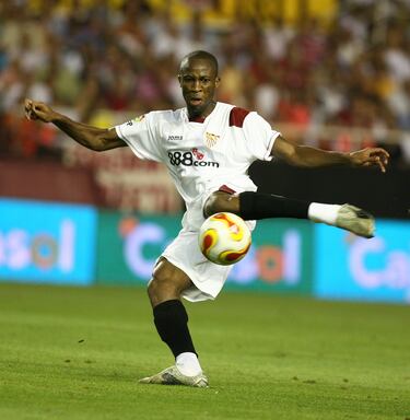 Llegó al Sevilla procedente del Lens en la 2007-08. El Barça lo fichó tras el pago de 14 millones de euros.