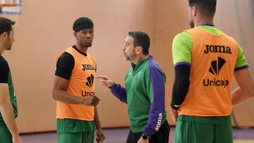 Ibon Navarro con Taylor en un entrenamiento.