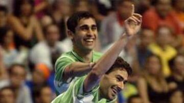 <b>DERROTA EN CASA. </b>Daniel y Gabriel celebran uno de los goles del Interviú Boomerang, que perdió 3-4 frente a ElPozo.
