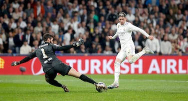 Mano a mano entre Federico Valverde y Alisson Becker. El portero brasileño se hace grande y desvía el tiro raso del mediocentro uruguayo.