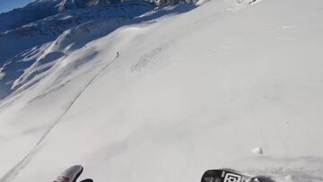 David Vicente en POV desde la cámara de su casco pillando nieve fresca en snowboard en la Val d'Aran (Lleida, Catalunya, España) durante los días de Navidad del 2020.