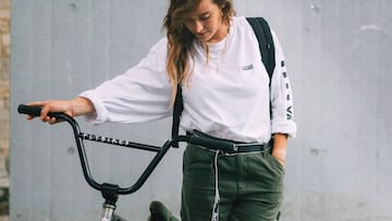 La rider española Teresa Fernández-Miranda junto a su bici de BMX de Flybikes posando para una campaña de Vans.