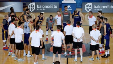 Los jugadores de la selección española de baloncesto participan este miércoles en una sesión de entrenamiento en Madrid.