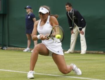 Mónica Puig de Puerto Rico devuelve la pelota a Sara Errani de Italia en el partido individual femenino del Campeonato de tenis de Wimbledon