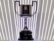 LAS ROZAS (MADRID). El trofeo de la Copa del Rey es exhibido durante el sorteo de la primera eliminatoria de la competición, en la que ya entran 16 equipos de LaLiga EA Sports, este jueves en la Ciudad de Fútbol de Las Rozas (Madrid). EFE/ J.J.Guillén