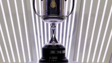 LAS ROZAS (MADRID). El trofeo de la Copa del Rey es exhibido durante el sorteo de la primera eliminatoria de la competición, en la que ya entran 16 equipos de LaLiga EA Sports, este jueves en la Ciudad de Fútbol de Las Rozas (Madrid). EFE/ J.J.Guillén