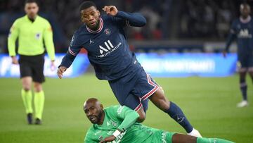 Wijnaldum en una acci&oacute;n frente a Thioub en el PSG-Saint Etienne de la Ligue 1.