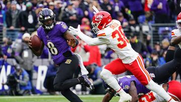 Baltimore (United States), 28/01/2024.- Baltimore Ravens quarterback Lamar Jackson (L) scrambles for yardage while elduding a tackle by Kansas City Chiefs cornerback L'Jarius Sneed (R) during the first half of the AFC conference championship game between the Baltimore Ravens and the Kansas City Chiefs in Baltimore, Maryland, USA, 28 January 2024. The winner of the AFC conference championship game will face the winner of the NFC conference championship game between the San Francisco 49ers and the Detroit Lions to advance to the Super Bowl LVIII in Las Vegas, Nevada, on 11 February 2024. EFE/EPA/SHAWN THEW
