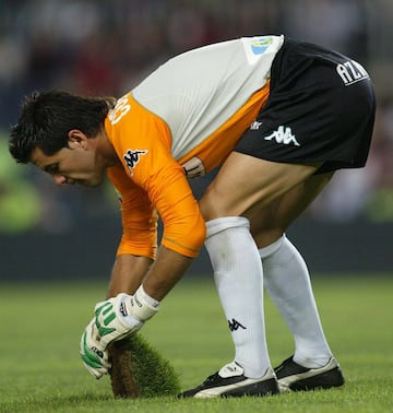 20 de agosto de 2005.
En la vuelta de la Supercopa de España de 2005 disputada contra el Betis, el portero verdiblanco tuvo que arreglar un trozo del terreno de juego levantado durante el encuentro.