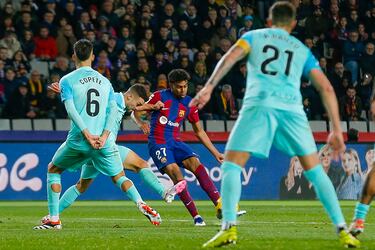 1-0. Lamine Yama  se interna dentro del área del Mallorca y saca un zurdado a la escuadra derecha de Rajkovic.