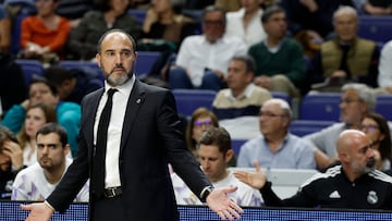 MADRID, 16/03/2023.- El entrenador del Real Madrid Chus Mateo durante el partido de la jornada 29 de la EuroLiga que Real Madrid y Armani Milán juegan hoy jueves en el WiZink Center, en Madrid. EFE/JUANJO MARTÍN
