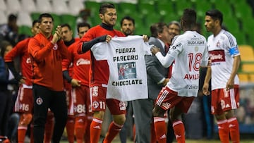 León y Xolos se unen con manta en apoyo a Yasser Corona