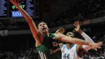 Dimitris Diamantidis lanza a canasta tras superar a Slaughter.