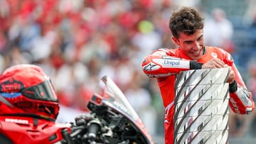 Marc Márquez coloca la placa con su nombre en la Torre de los Campeones de MotoGP, tras el título con Ducati.