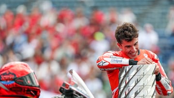Marc Márquez con la Torre de Campeones de MotoGP tras ganar su noveno título, primero con Ducati.