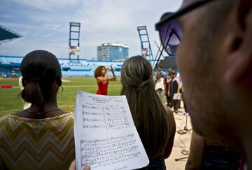 Un coro se prepara para cantar el Star Spangled Banner. 