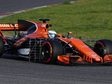 MONTMELO, SPAIN - FEBRUARY 27: Fernando Alonso of Spain driving the (14) McLaren Honda Formula 1 Team McLaren MCL32 on track  during day one of Formula One winter testing at Circuit de Catalunya on February 27, 2017 in Montmelo, Spain.  (Photo by Mark Thompson/Getty Images)