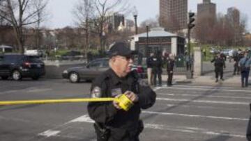 Un polic&iacute;a aisla la zona donde se registraron dos explosiones cerca a la l&iacute;nea de meta de la 117 Marat&oacute;n de Boston.